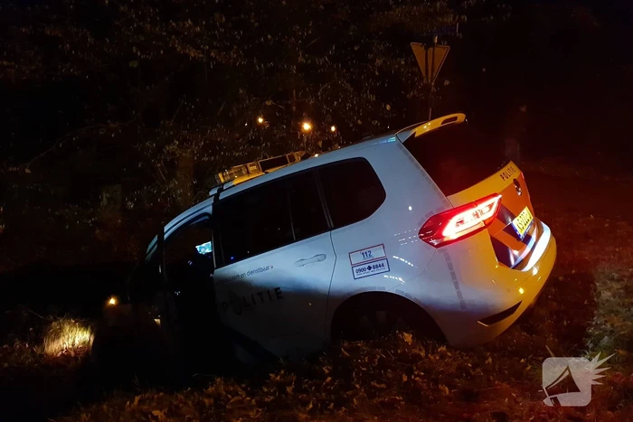 Politieauto vliegt uit bocht en belandt in sloot