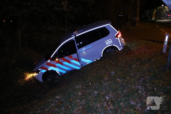 Politieauto vliegt uit bocht en belandt in sloot