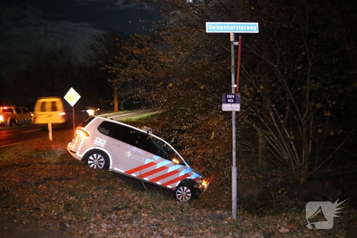 Politieauto vliegt uit bocht en belandt in sloot