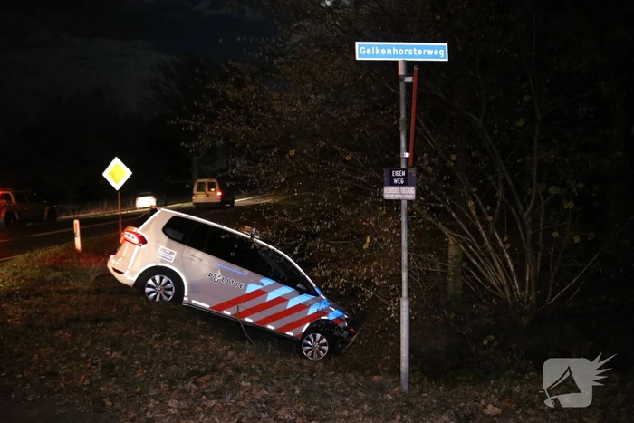 Politieauto vliegt uit bocht en belandt in sloot