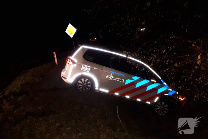 Politieauto vliegt uit bocht en belandt in sloot