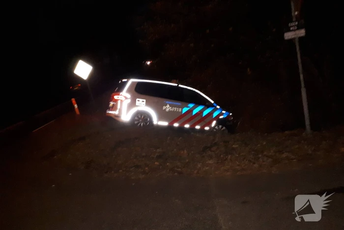 Politieauto vliegt uit bocht en belandt in sloot