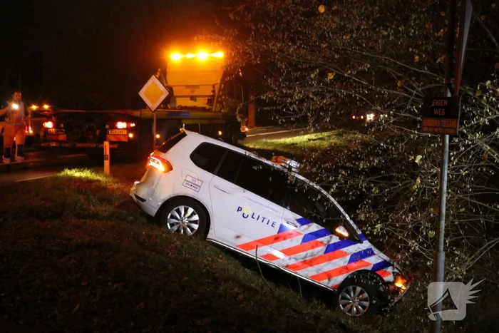 Politieauto vliegt uit bocht en belandt in sloot