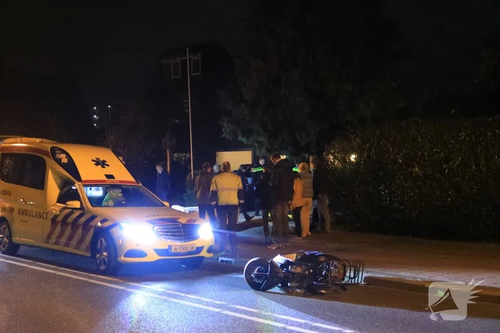 Twee scooterrijders gewond na aanrijding met auto