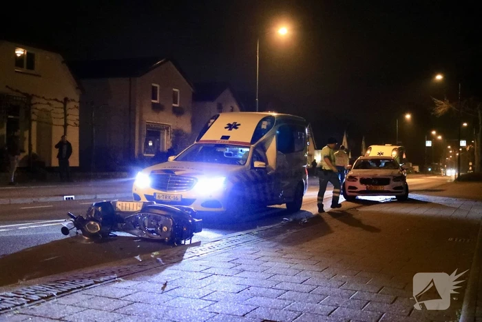 Twee scooterrijders gewond na aanrijding met auto