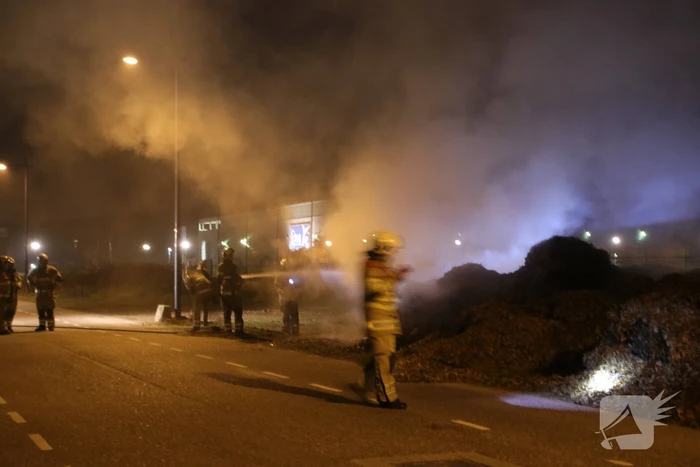 Berg met bladeren in brand gestoken bij voetbalvereniging VOP