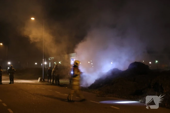Berg met bladeren in brand gestoken bij voetbalvereniging VOP