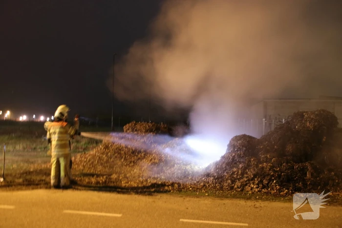Berg met bladeren in brand gestoken bij voetbalvereniging VOP