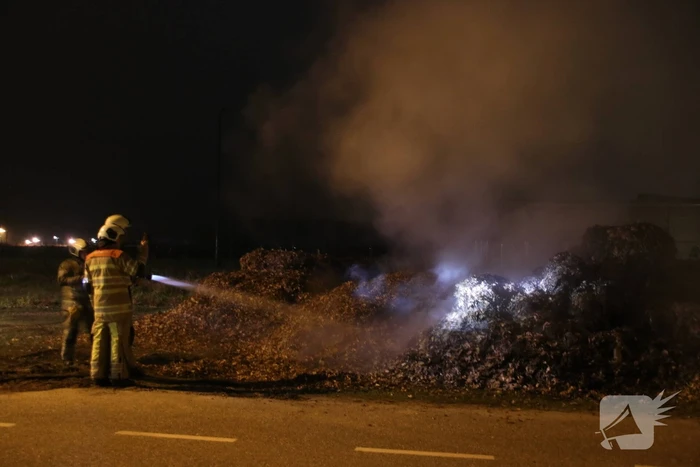 Berg met bladeren in brand gestoken bij voetbalvereniging VOP