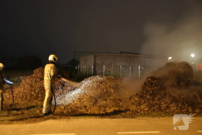 Berg met bladeren in brand gestoken bij voetbalvereniging VOP