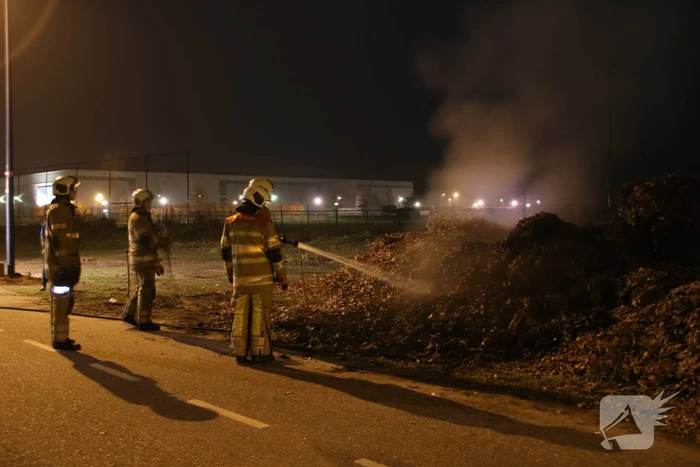 Berg met bladeren in brand gestoken bij voetbalvereniging VOP