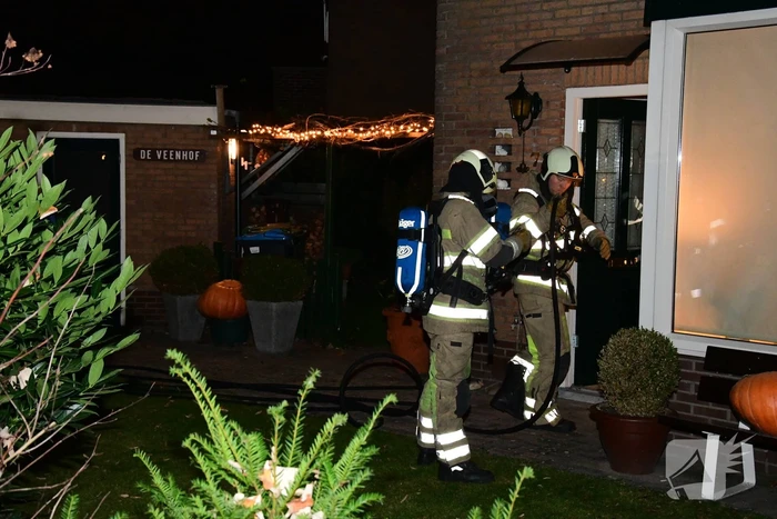 Woonkamer vol rook door schoorsteenbrand