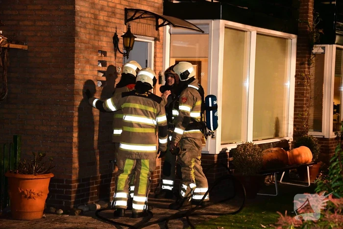Woonkamer vol rook door schoorsteenbrand