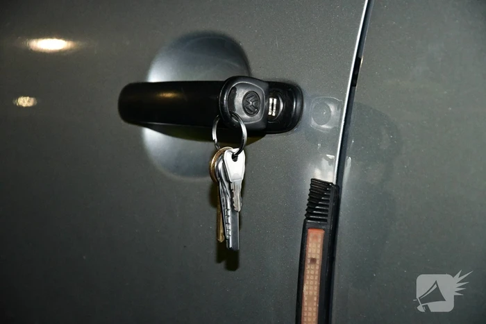 Plakband op meerdere sloten in buurt en poging woninginbraak