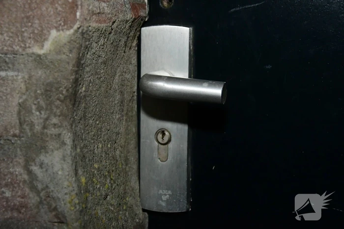 Plakband op meerdere sloten in buurt en poging woninginbraak