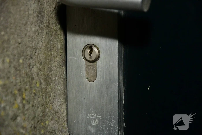 Plakband op meerdere sloten in buurt en poging woninginbraak