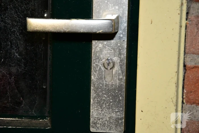 Plakband op meerdere sloten in buurt en poging woninginbraak