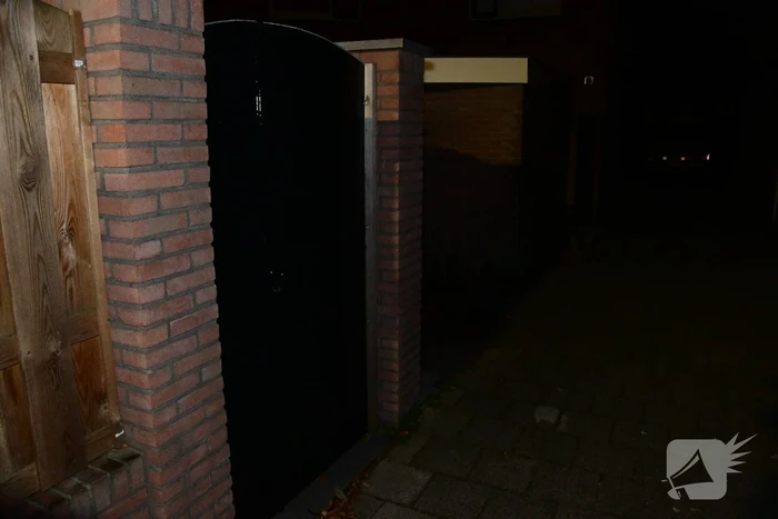 Plakband op meerdere sloten in buurt en poging woninginbraak