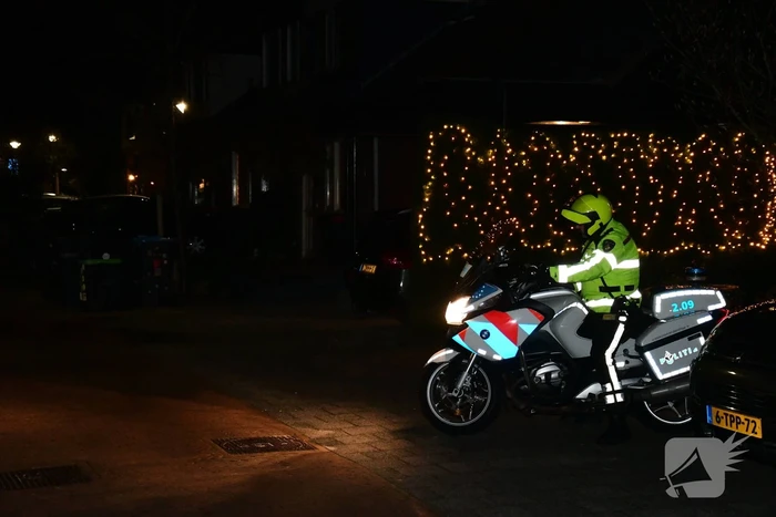 Plakband op meerdere sloten in buurt en poging woninginbraak