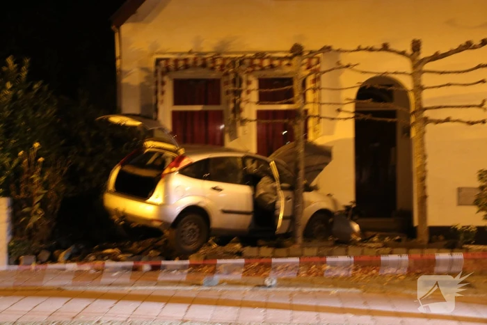Auto rijdt tegen woning