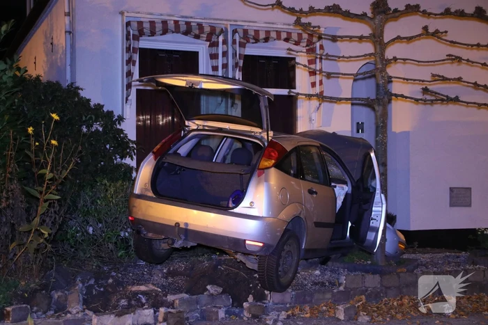 Auto rijdt tegen woning