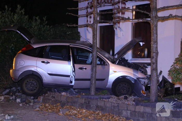 Auto rijdt tegen woning