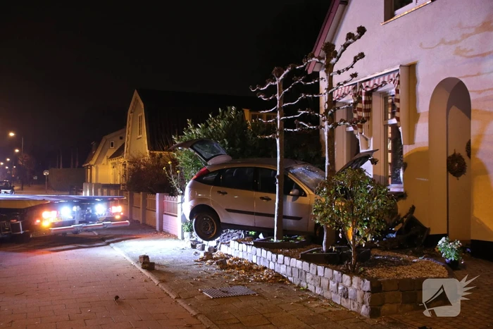 Auto rijdt tegen woning