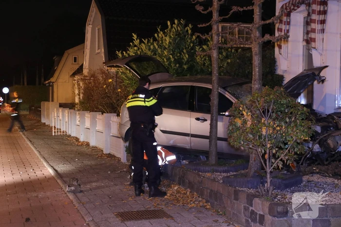 Auto rijdt tegen woning