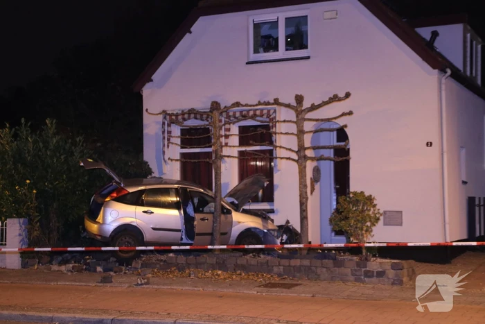 Auto rijdt tegen woning