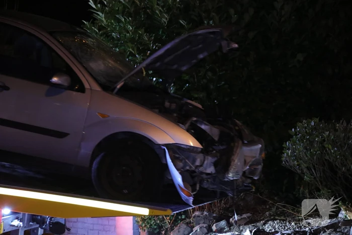 Auto rijdt tegen woning