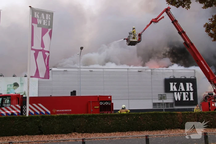 Felle brand verwoest bouwmarkt Karwei