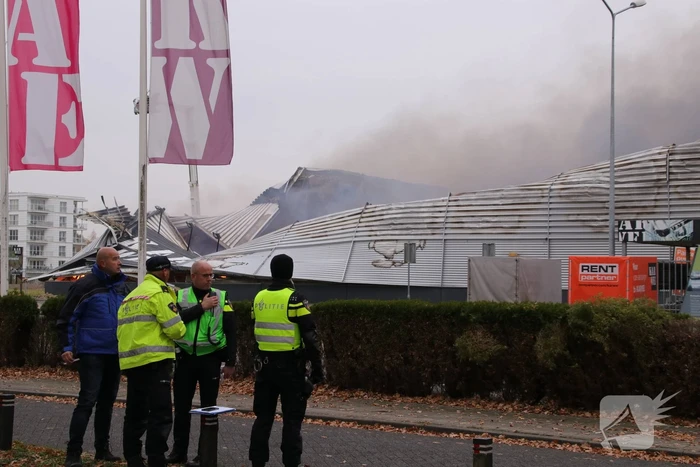Felle brand verwoest bouwmarkt Karwei