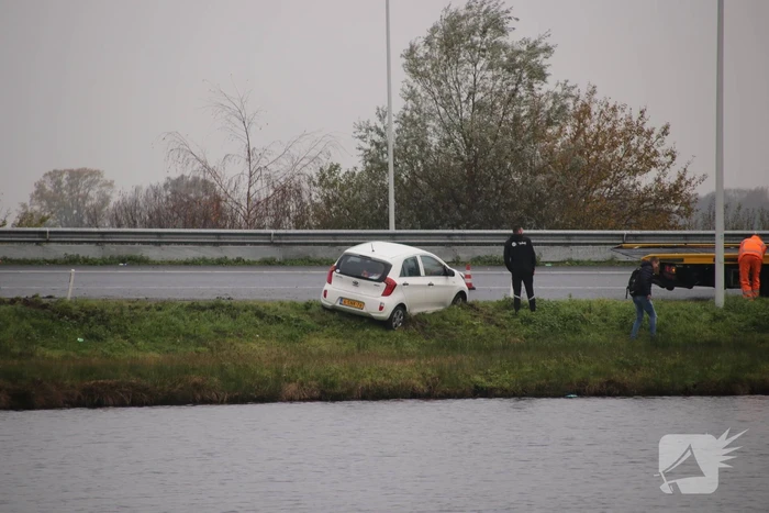 Auto belandt net niet in het water na glijpartij