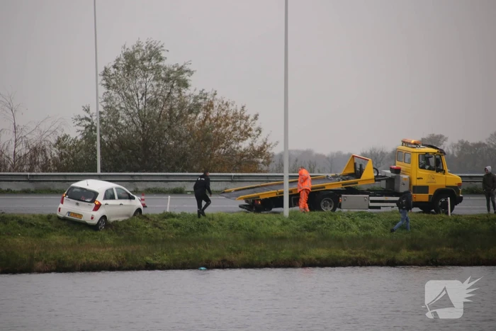 Auto belandt net niet in het water na glijpartij
