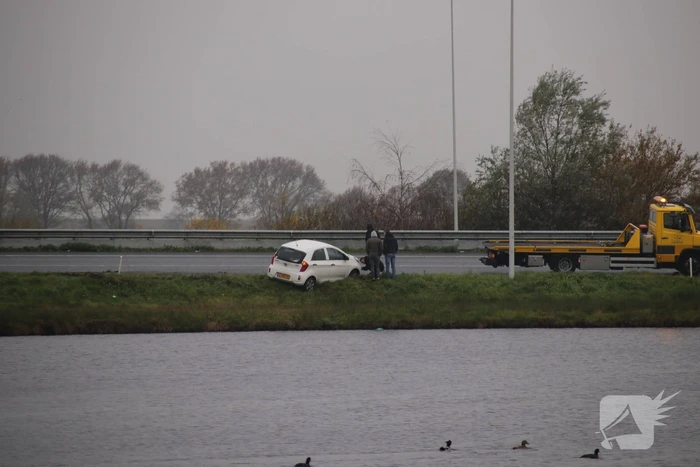 Auto belandt net niet in het water na glijpartij