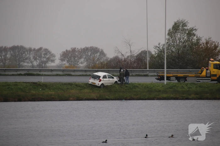 Auto belandt net niet in het water na glijpartij