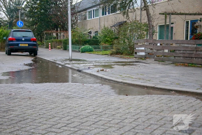 Straat blank na waterleidingbreuk