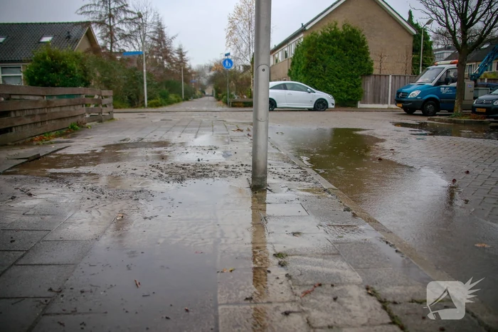 Straat blank na waterleidingbreuk