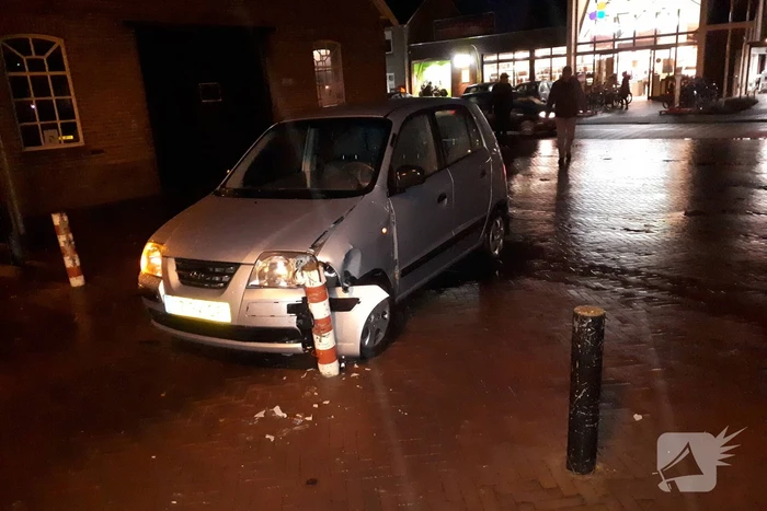 Automobilist ziet paaltje over het hoofd