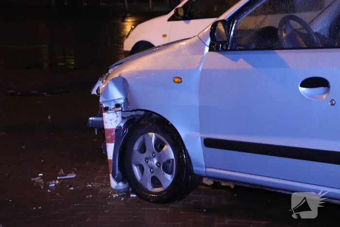 Automobilist ziet paaltje over het hoofd