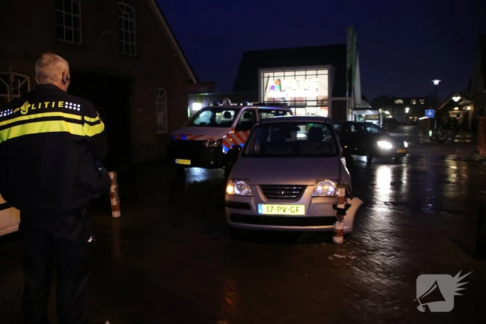 Automobilist ziet paaltje over het hoofd