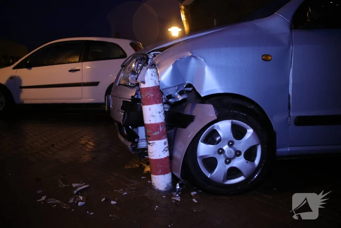 Automobilist ziet paaltje over het hoofd