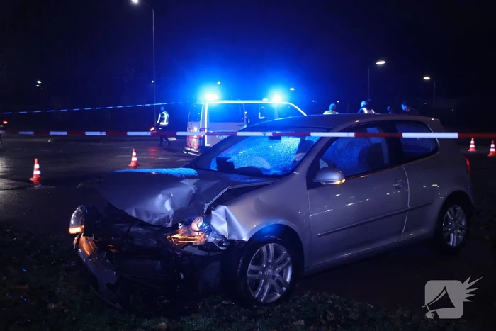 Twee auto's botsen op elkaar een gewonde