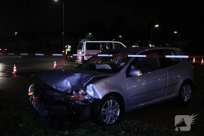 Twee auto's botsen op elkaar een gewonde