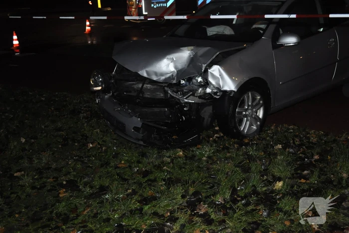 Twee auto's botsen op elkaar een gewonde