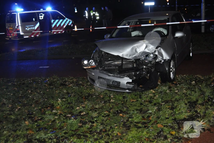 Twee auto's botsen op elkaar een gewonde