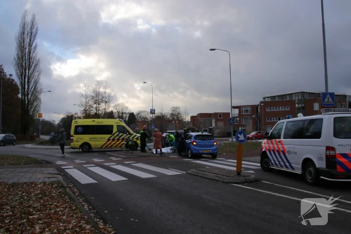 Fietser zwaargewond bij aanrijding op rotonde