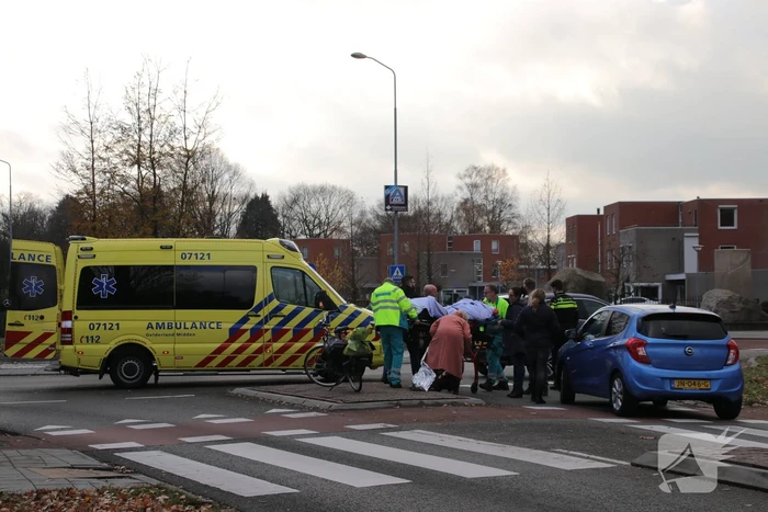 Fietser zwaargewond bij aanrijding op rotonde