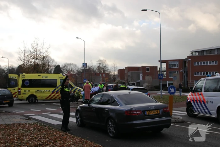 Fietser zwaargewond bij aanrijding op rotonde