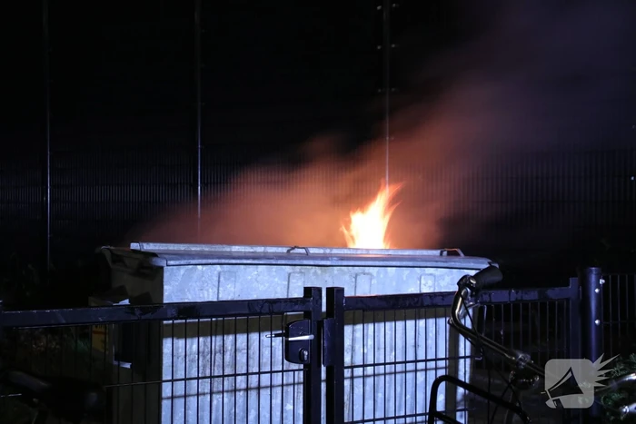 Containerbrand bij supermarkt